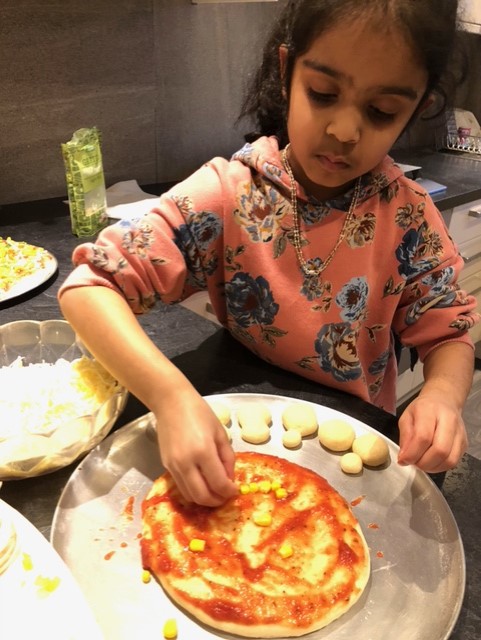 making_pizza_photo